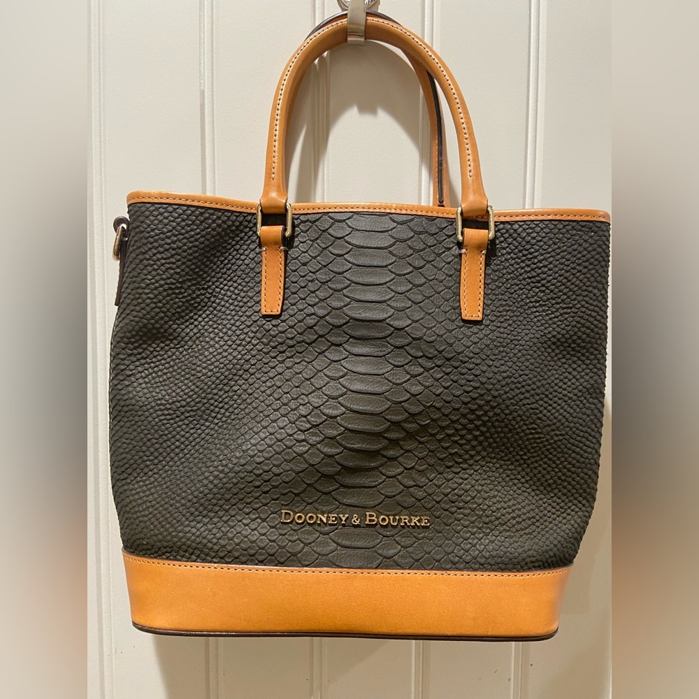 Dooney & Bourke black and tan. I’m missing the crossbody strap.